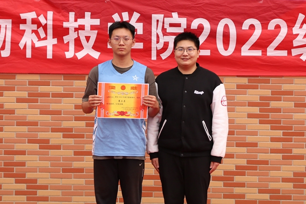 00909fe9d8a14949adc93ee620a20a48.jpg 辅导员宋清川为季军班级颁奖.JPG