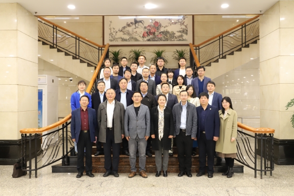 852496df9e3649a59f57df2a63c237cb.jpg 合影剪裁.JPG