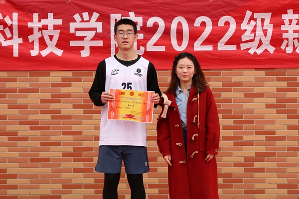 9899a2dd8b374fa6a3004d52ee07a712.jpg 辅导员师筝为冠军班级颁奖.JPG