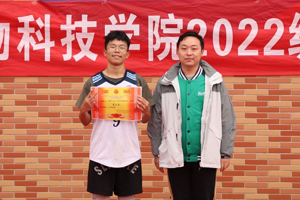 c80117c1241e4172b50b435ee2fe931d.jpg 冯嘉副教授为亚军班级颁奖.JPG