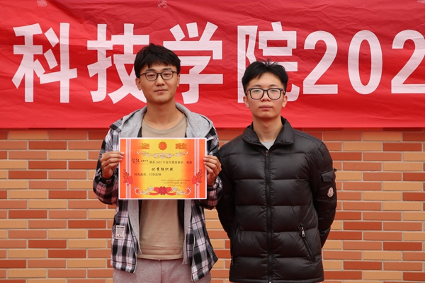 ecbdc907d81145e8a079b8764fa9c20c.jpg 学生会主席团成员张昊伟为优秀组织奖奖获奖班级颁奖.JPG