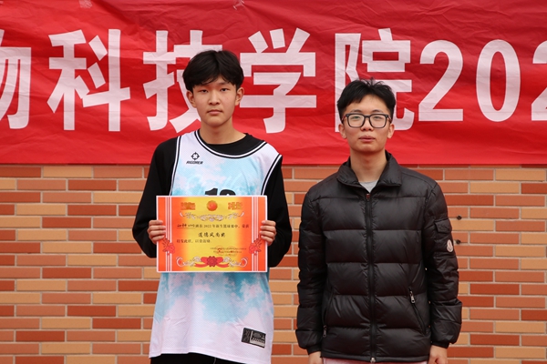 f13ab32d9d4d4916a3a65e3ba14353e8.jpg 学生会主席团成员张昊伟为道德风尚奖获奖班级颁奖.JPG