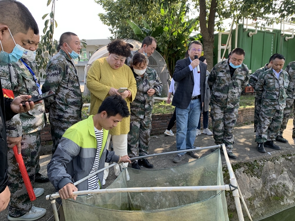 f2c66119d8714b7396298f49e9becbc1.jpg 参观南美白对虾_副本.jpg