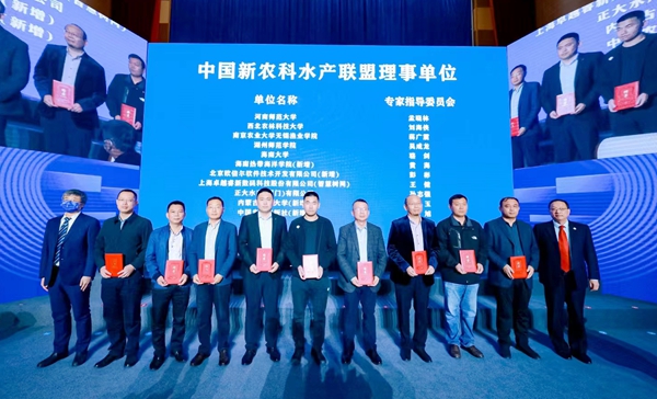 11b2f5a38338464b920938c49364e2a6.jpg 吉红教授代表我校上台领取联盟成员单位与专家聘书_副本.jpg